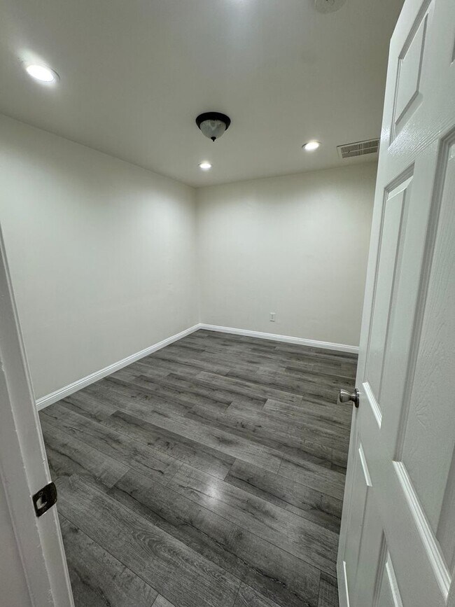 Building Photo - Home with a Cabin Style Family room and backyard Oasis