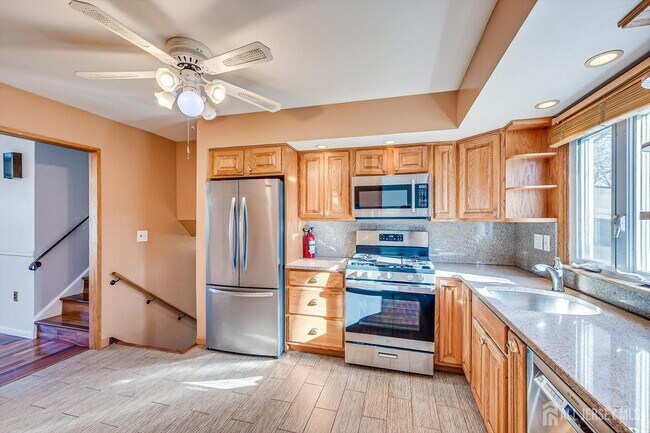 Building Photo - 15 Howell Ave