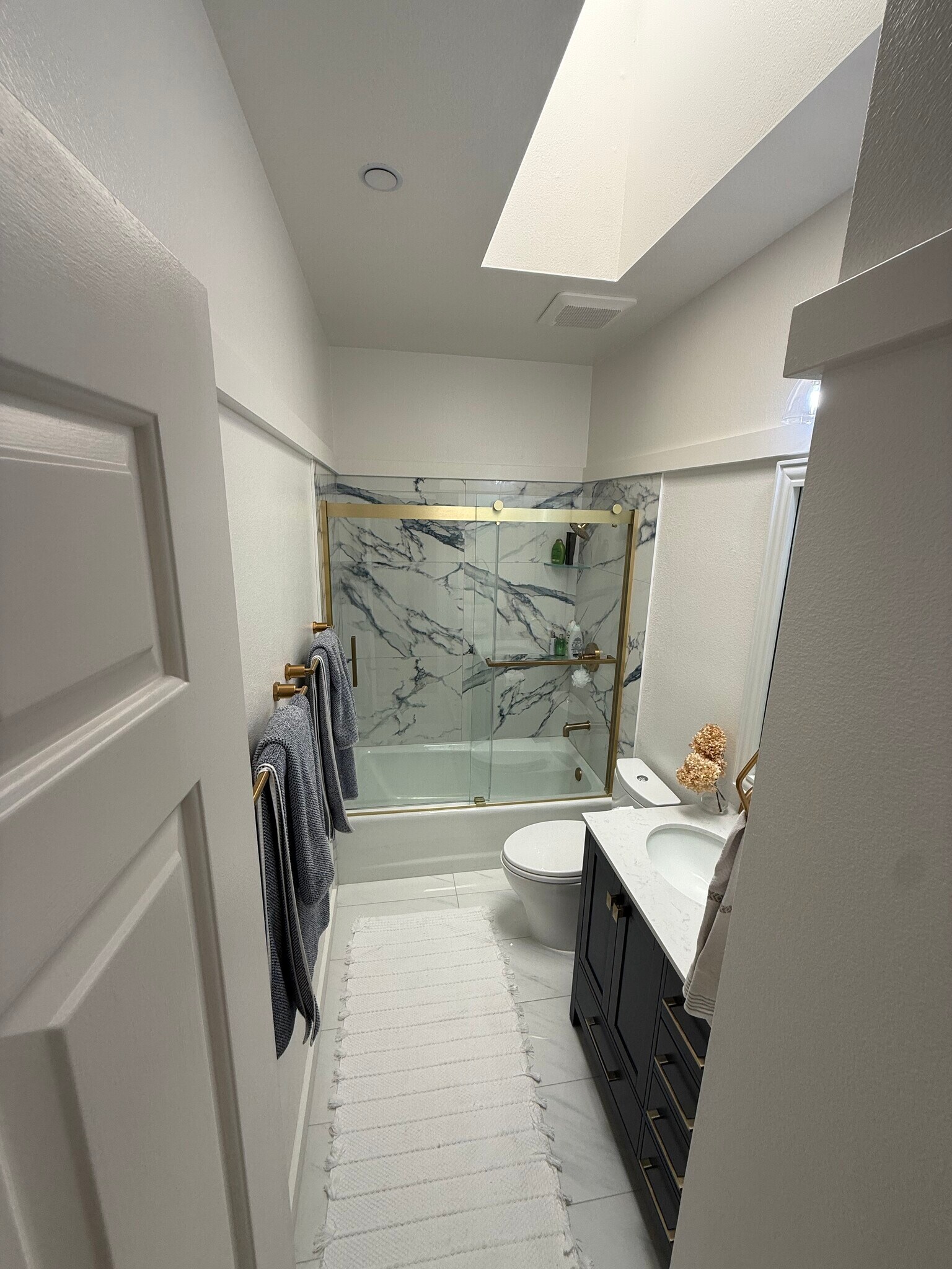 Main Bathroom/Guest Bathroom - 2185 Bush St