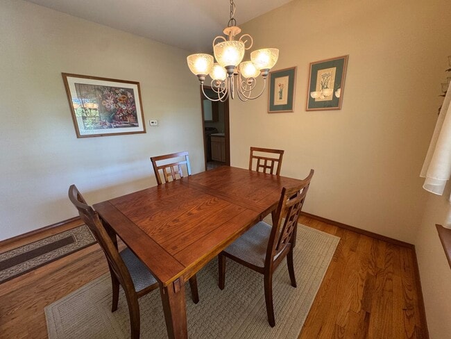 Building Photo - 3 Bed, 2 Bath PLUS Bonus Room SHORT TERM R...
