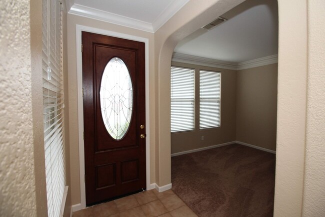 Building Photo - 4 bedroom, 2 bathroom home in Plumas Lake