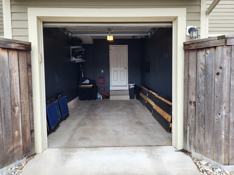 1-car garage - 923 Blodgett St SE