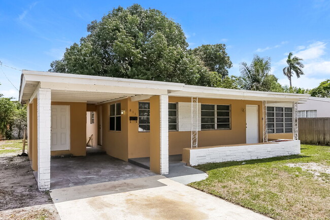 Building Photo - 811 SW 28th Terrace