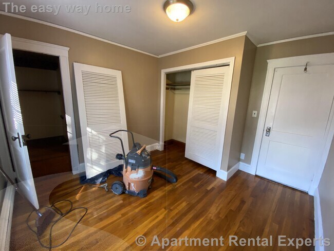 Building Photo - 2-4 Goldsmith Ave Unit #1