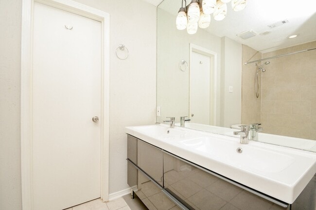 Building Photo - 8728 Wilcrest Dr