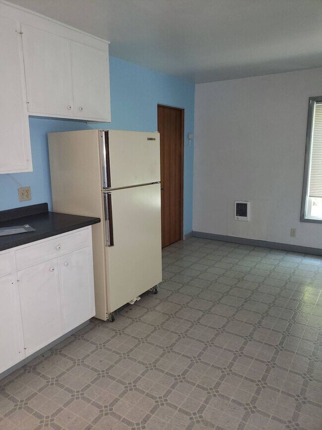 Building Photo - 1065 NE Duncan Ln