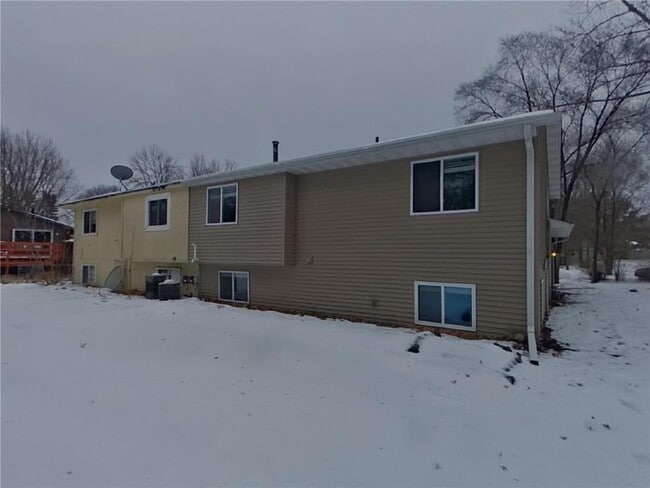 Building Photo - 3200 Jurdy Ct S