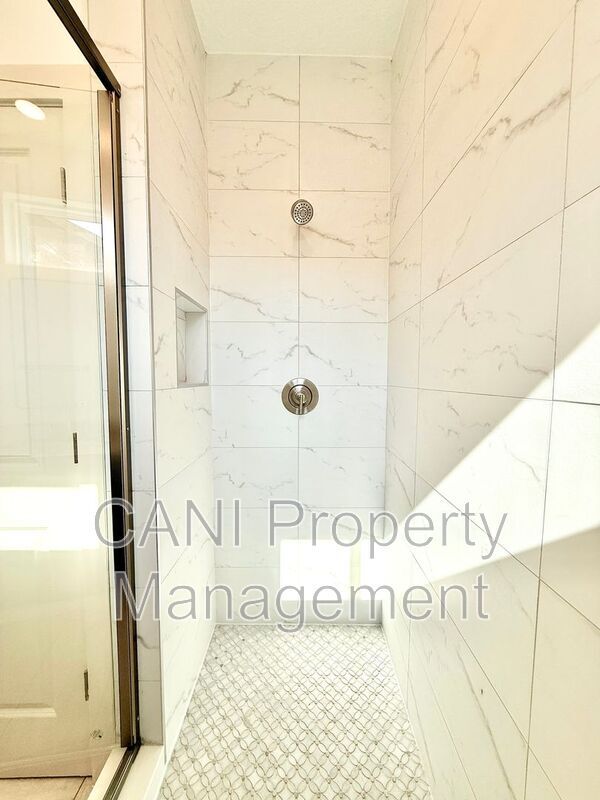 Building Photo - 728 Ellwood Ave