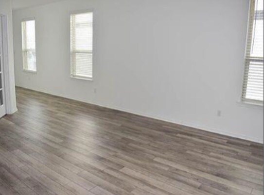 Building Photo - 217 English Oak St