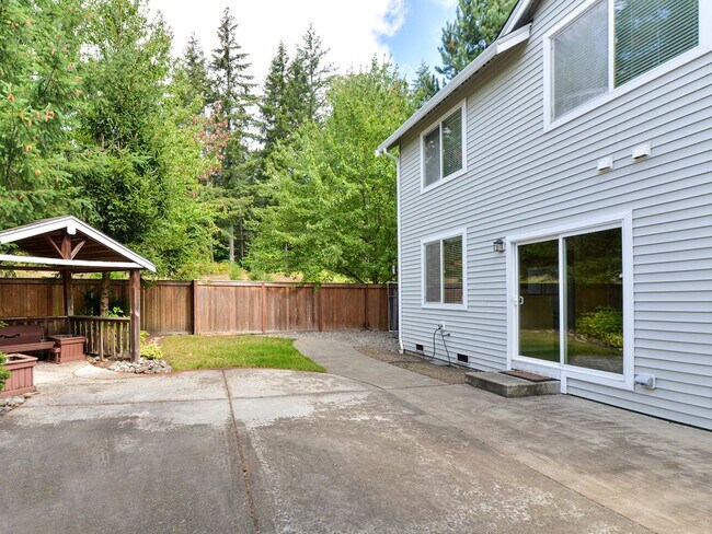 Building Photo - Charming 3-Bedroom Home with Spacious Back...