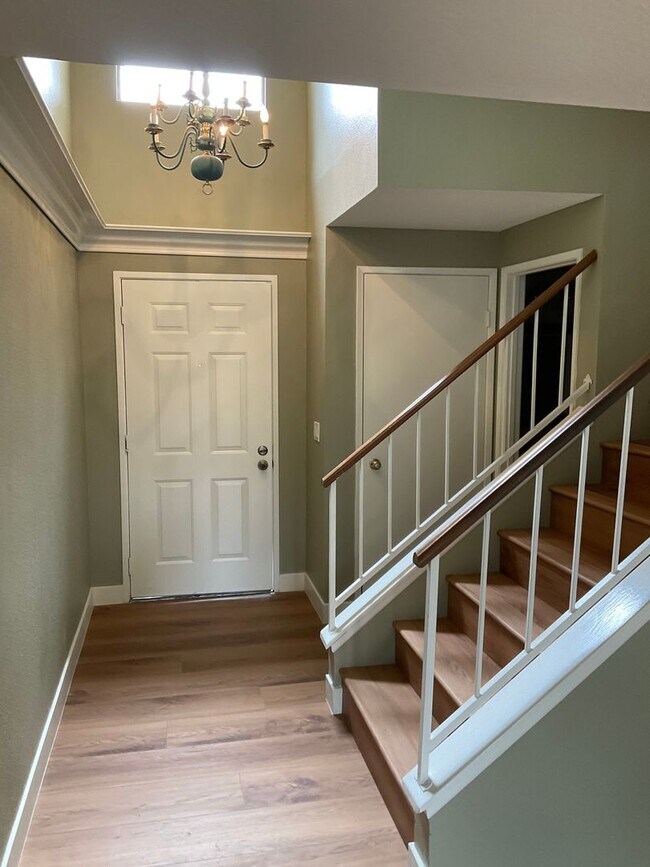 Building Photo - FOR LEASE 3 BEDROOM 2.5 BATH 2 Story Condo...