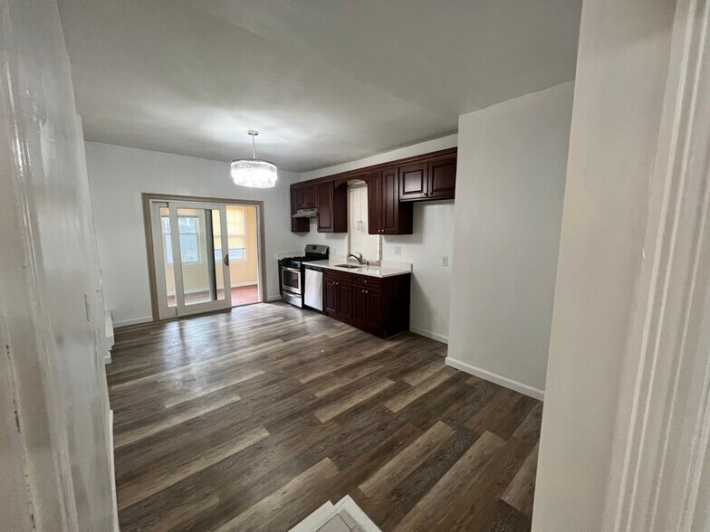 Building Photo - 45 Mozart St