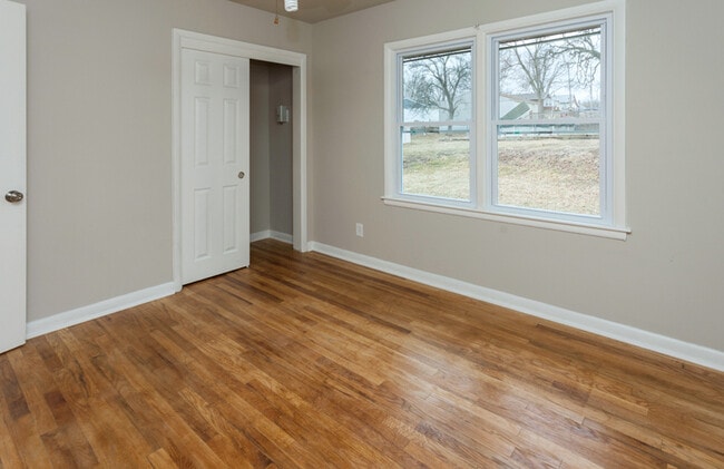 Building Photo - Spacious 4 bedroom 2 bathroom home