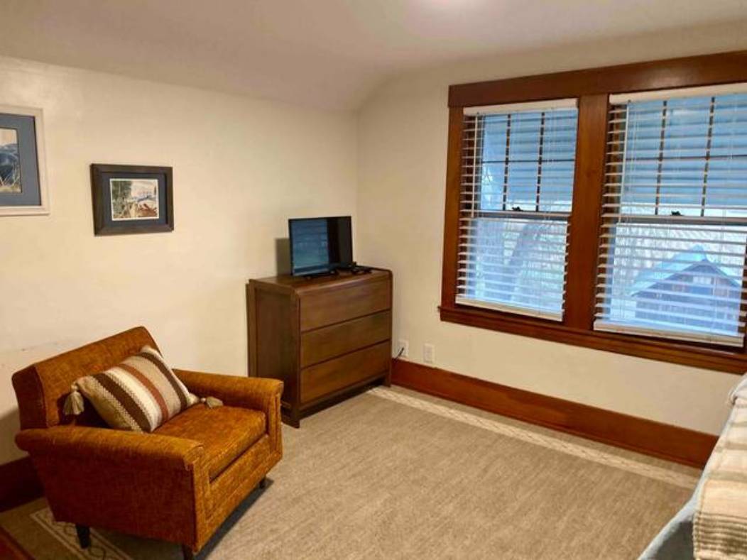 Building Photo - 319 Bridge St