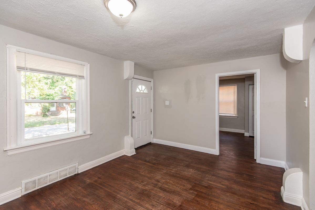 Building Photo - 320 Henquin Dr