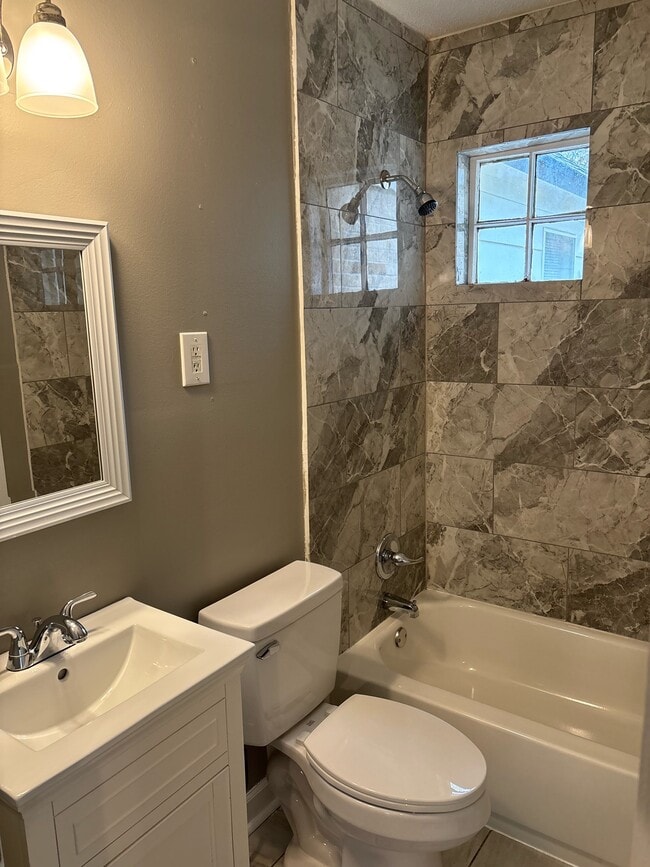 Building Photo - 1495 Marianna St