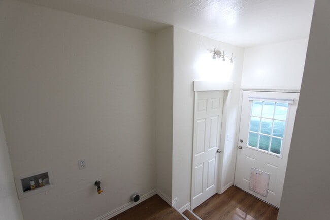 Building Photo - 4 bedroom Sunnyside Home