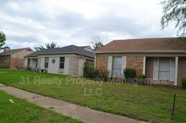 Building Photo - 1520 Pebblewood Dr