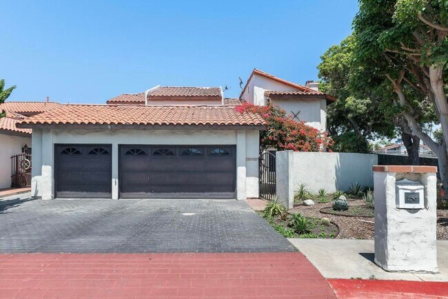 Primary Photo - Stunning 5-Bed, 4-Bath Fully Furnished Hom...