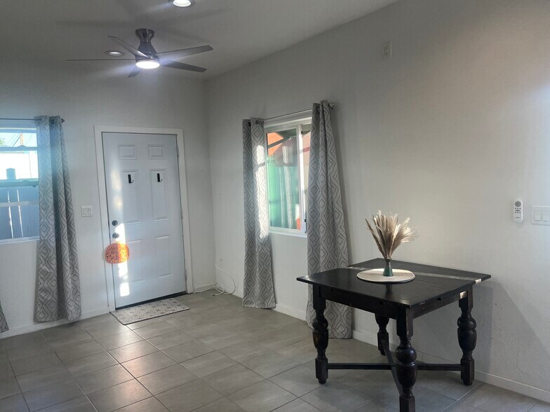 Dining area - 10500 Hayvenhurst Ave