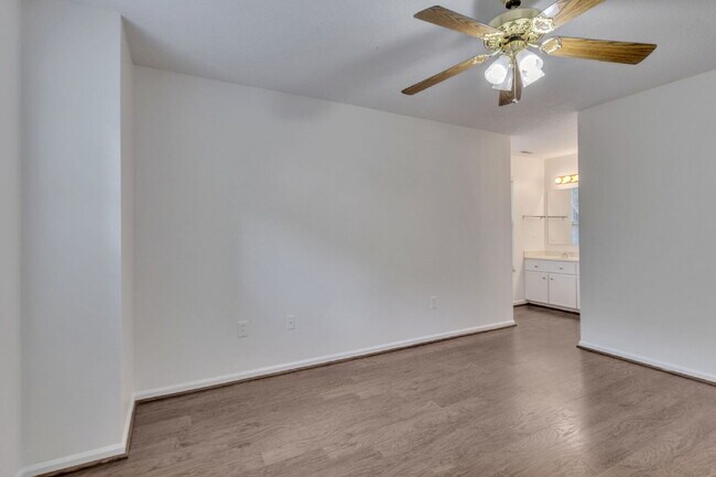 Building Photo - Welcome to Parkview Condos! This beautiful...