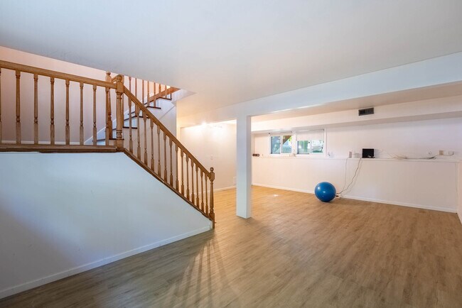 Building Photo - 121 S Orchard Dr
