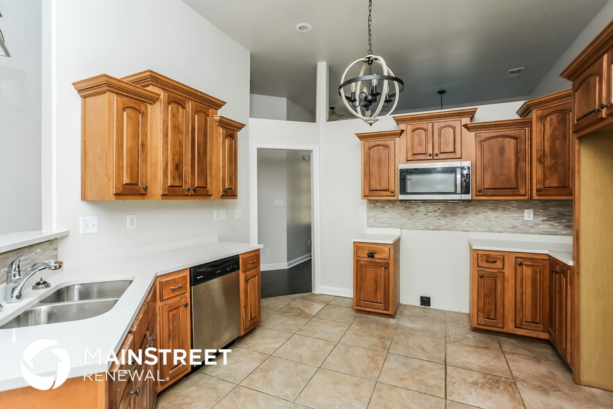 Building Photo - 10105 Cypress Lake Dr