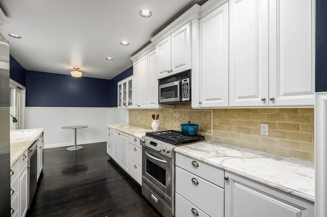 Building Photo - Experience the Charm of a Portland Heights...