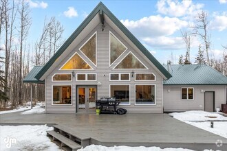 Building Photo - Well-Maintained, Chalet Style Home