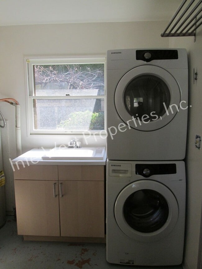 Building Photo - Montavilla Cutie! 2bd 1 ba home with Garag...