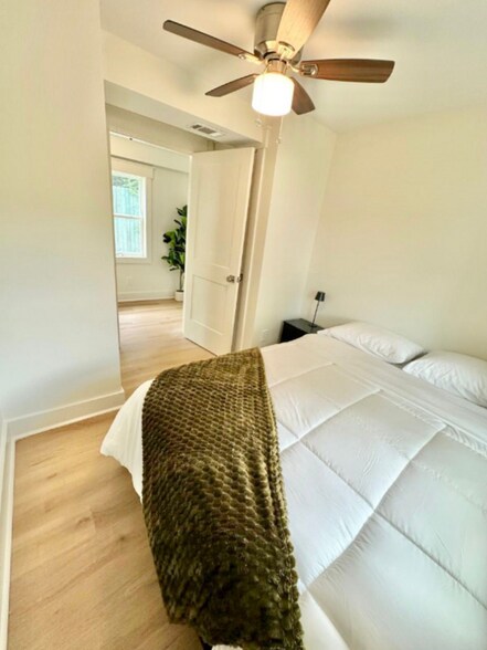 Building Photo - 1313 Live Oak St