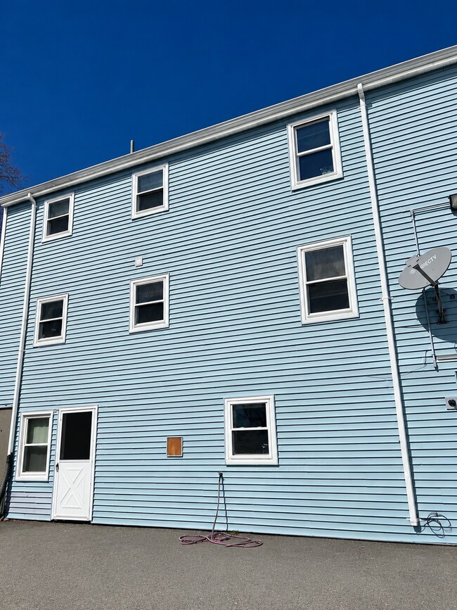 Building Photo - 40 Montcalm Ave