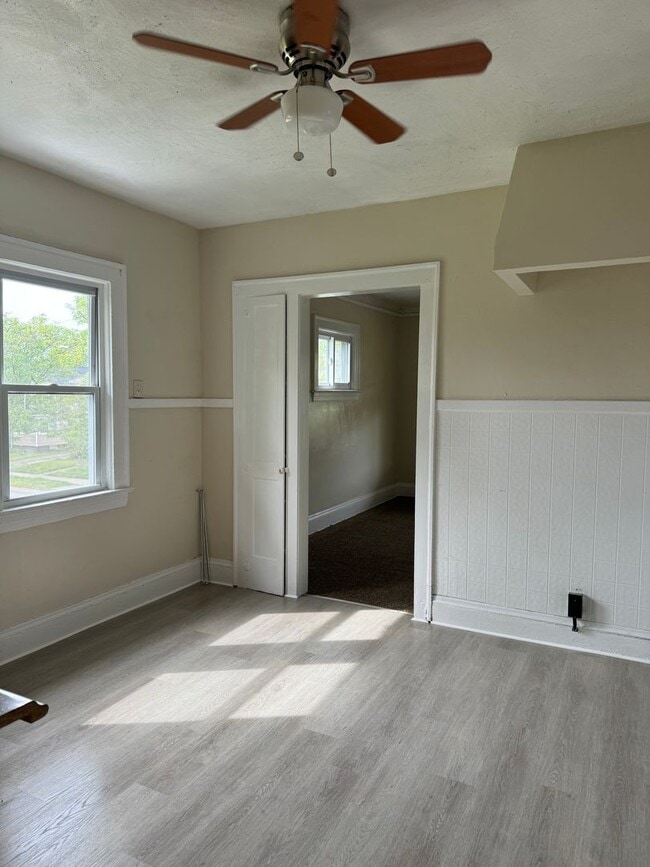 Building Photo - 4bd Single Newburgh Hts Area Cash Pay/Section 8