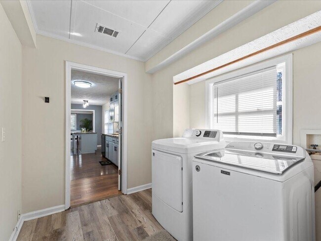 Building Photo - 150 Forest Ridge Ct SW