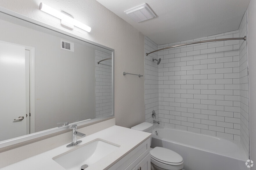 1BR, 1BA - 742SF - Bathroom - Parkwood Villa