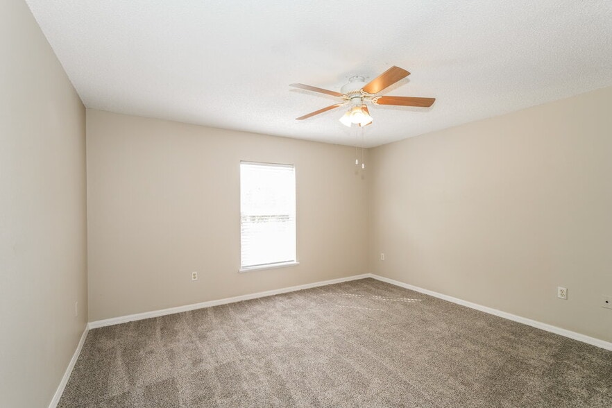 Building Photo - 5840 Lake Front Dr