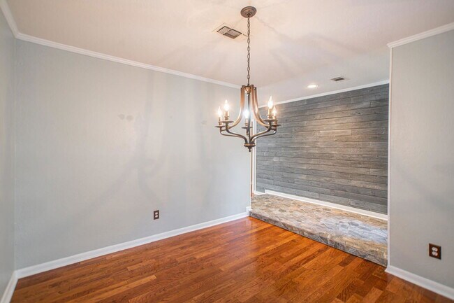 Building Photo - 19 Lancelot Ln