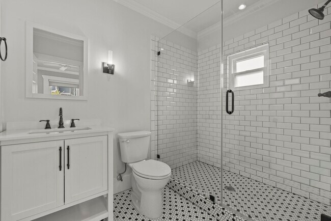 Building Photo - 724 E 21st St