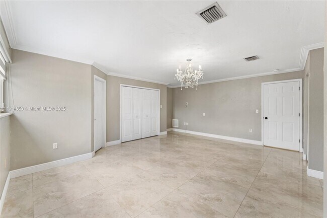 Building Photo - 810 E 9th Pl