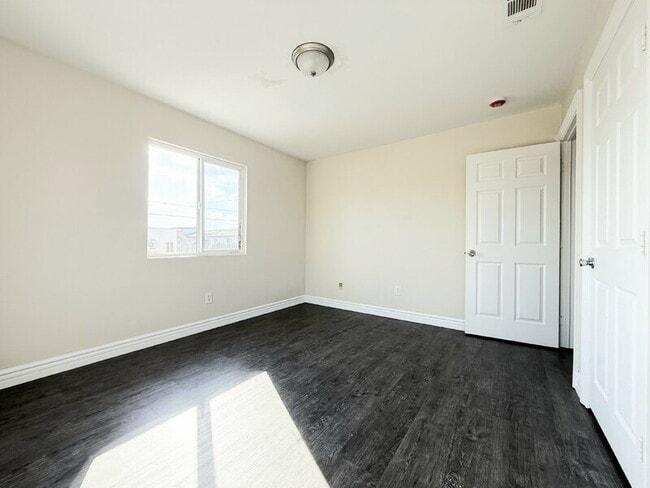 Building Photo - 846 W 55th St