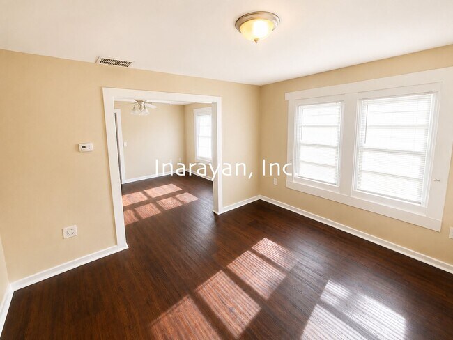 Building Photo - Cute 2/1 home with Florida room - Available now!