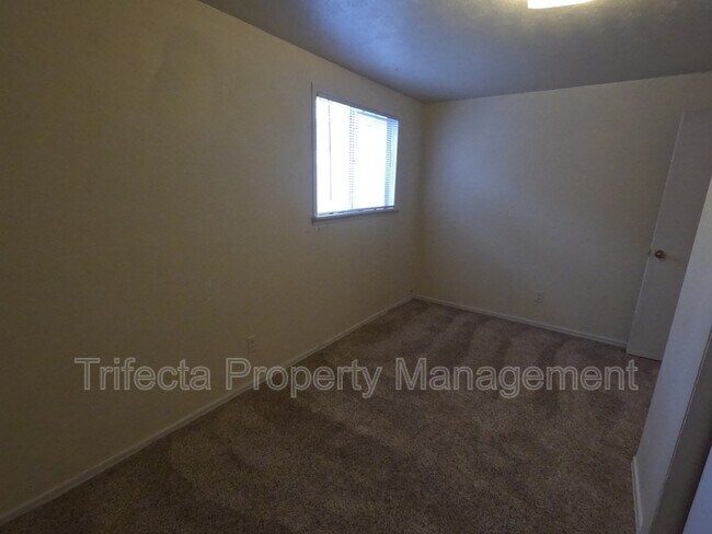 Building Photo - 417 N Hollywood St