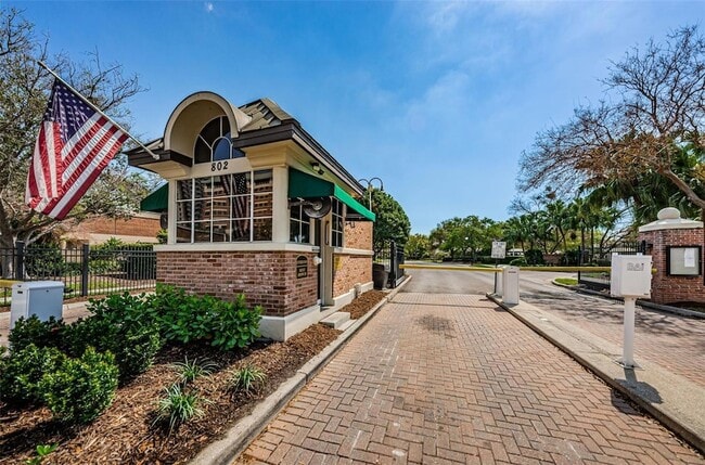 Building Photo - 924 Hemingway Cir