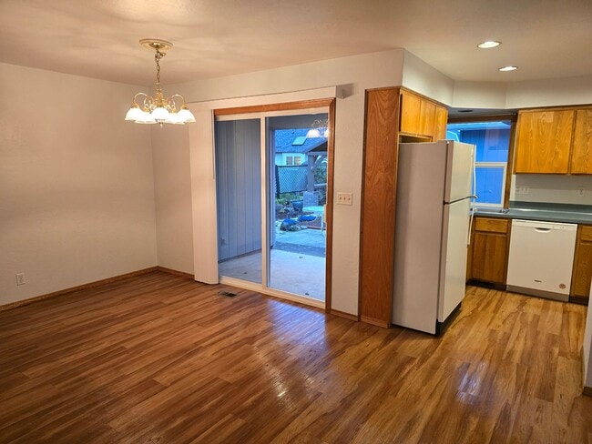Building Photo - 2 Bedroom in Excellent Location!
