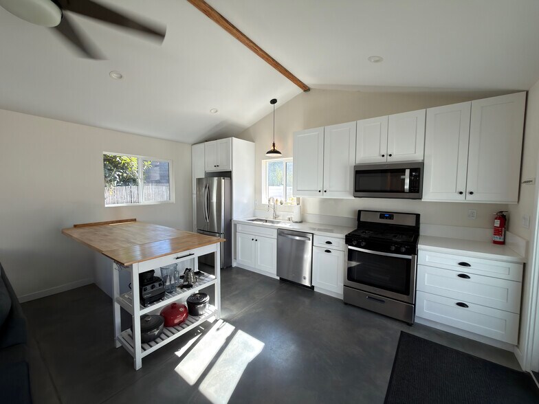 Building Photo - 240 W Cedar Ave