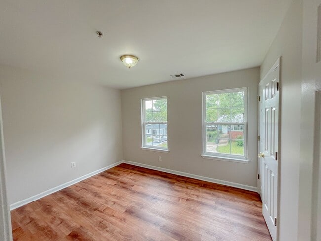 Building Photo - Lovely Traditional 5BR/3BA home in excelle...