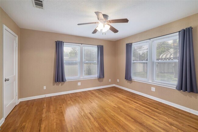 Building Photo - 305 Sunset Dr