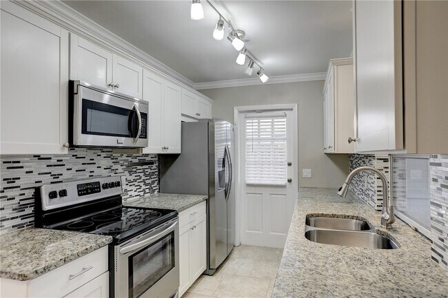 Building Photo - 866 Gilbert St