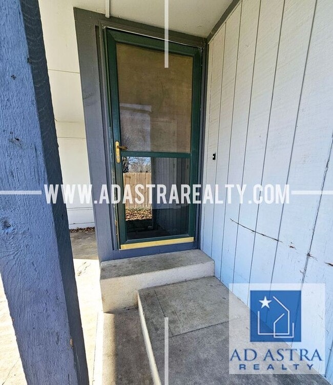 Building Photo - Nice 3 bed 1.5 bath townhouse in Olathe-Coming SOON!!