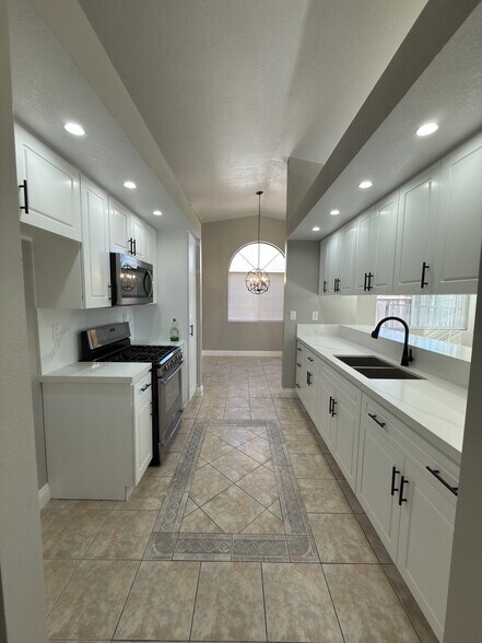 Kitchen - 2338 Langhorn St